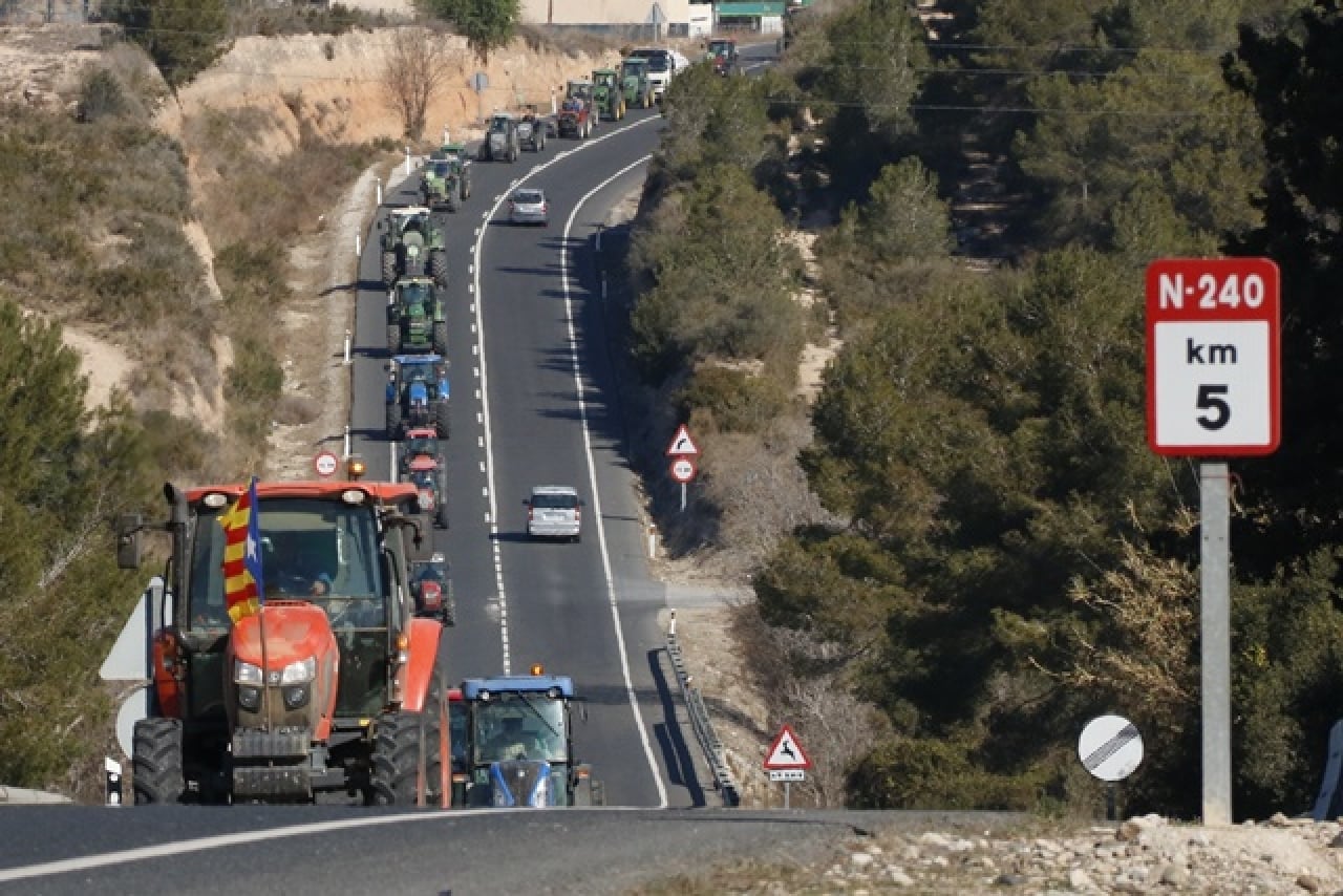 Marxa lenta de tractors a la N-240, entre Valls i Tarragona, en la mobilització convocada per Unió de Pagesos