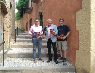 L&#039;alcalde Fèlix Alonso, -al centre de la imatge, amb el regidor de Turisme, Jaume Sànchez, i el coordinador de la Nit de Bruixes, Diego Spano, a la Placeta