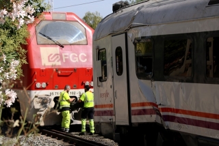 Operaris d&#039;ADIF i de RENFE fent tasques per retirar la locomotora accidentada en el xoc amb un tren regional a Vila-seca