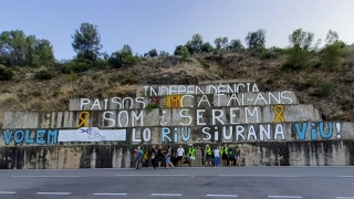 La Plataforma pel Riu Siurana ha pintat un mural a la carretera de Gratallops a Falset per denunciar la situació d’”injusticia” que viu la conca