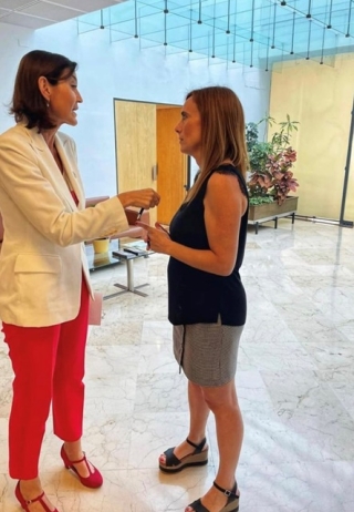 La diputada socialista, Sandra Guaita, conversant amb la ministra Reyes Maroto, durant la seva visita a Tarragona