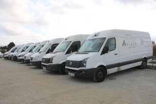 Unes furgonetes d&#039;una empresa aturades a l&#039;aparcament de la companyia, a Cassà de la Selva