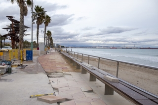 Imatge de les obres de recanvi del paviment al passeig marítim de la Pineda