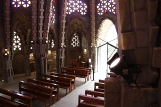Interior del santuari de la Mare de Déu de Montserrat de Montferri, obra de Jujol, deixeble de Gaudí, amb un focus en primer terme del temple, que canviarà la seva il·luminació interior