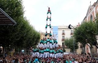 La torre de nou amb folre i manilles que han descarregat els Castellers de Vilafranca en la Diada de les Santes de Mataró