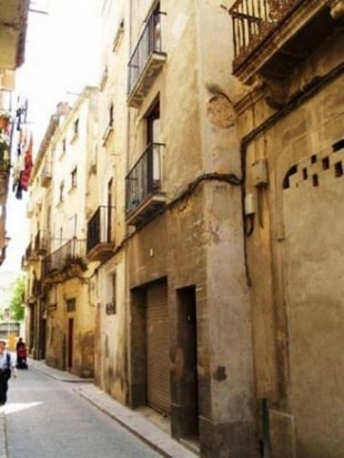 El carrer Tomàs Caylà, al barri antic de Valls, en una imatge d&#039;arxiu.