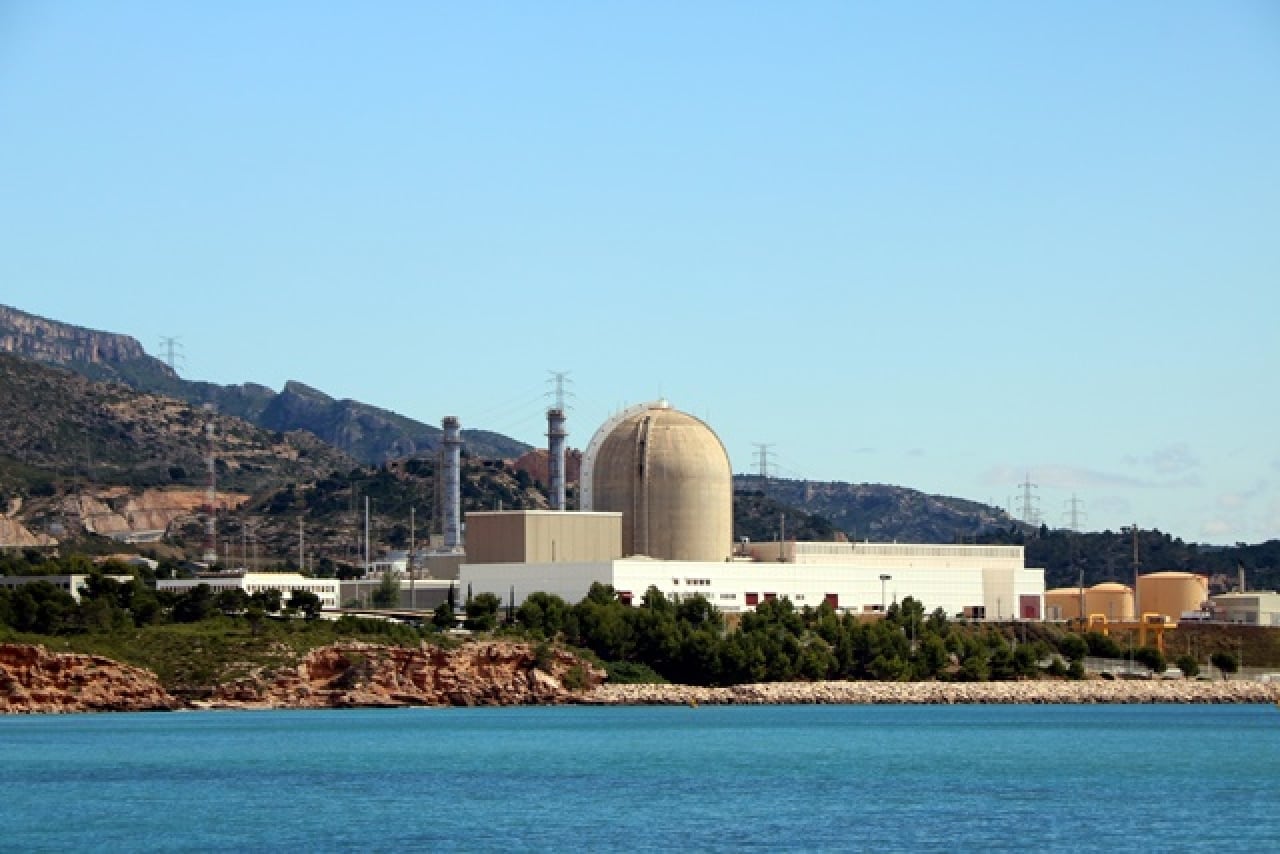 Vista de la central nuclear Vandellòs II, des de la platja de l&#039;Almadrava