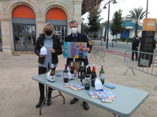 El president del Port de Tarragona, Josep Maria Cruset, i la directora de Port i Ciutat, Montse Adan, mostren el programa d&#039;activitats i el fanalet, amb una mostra de vins de la DO Tarragona