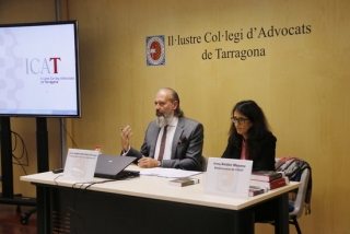 Els presidents de Dret Civil i Dret Bancari de l’ICAT, Irma Roldán i Joan Andreu Reverter, en l&#039;acte organitzat pel Col·legi d&#039;Advocats de Tarragona sobre l&#039;impost de les hipoteques