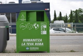 Un dels contenidors de roba que té la Fundació Humana repartits per tot Catalunya
