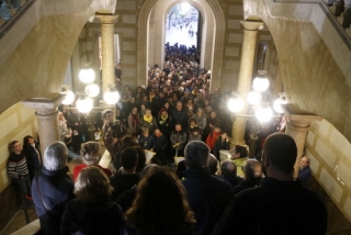 La concentració a favor de la immersió lingüística, convocada per Somescola, a les escales i el vestíbul de l&#039;Ajuntament de Tarragona
