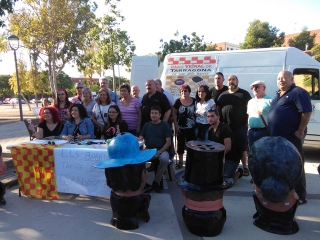 Els representants veïnals, aquesta tarda, amb els nanos de Torreforta donant l’esquena en acte de protesta