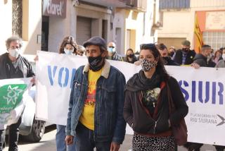 Imatge d&#039;arxiu dels dos activistes de la Plataforma Riu Siurana encausats, Andreu Escolà Anaïs Estrems, abans d&#039;arribar als Jutjats de Falset