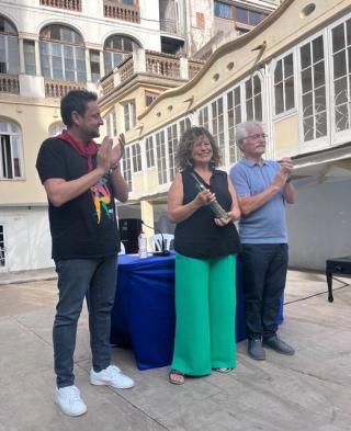 L&#039;alcalde de Tarragona, Rubén Viñuales, i el president d&#039;Òmnium Tarragonès, Zacarías Henar, han fet entrega del Premi El Balcó 2023 al Ball de Dames i Vells