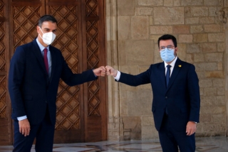El president de la Generalitat, Pere Aragonès, i el president del govern espanyol, Pedro Sánchez, se saluden just abans d&#039;iniciar una reunió al Palau de la Generalita, el 15 de setembre de 2021