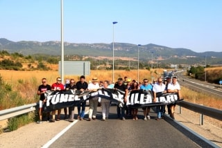 Els manifestants al tall de carretera a Montblanc per reclamar que es finalitzin les obres de l&#039;A-27, amb els vehicles aturats al fons