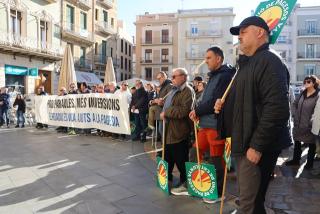 Imatge de la concentració d&#039;Unió de Pagesos davant l&#039;Ajuntament de Reus per reclamar la urgència de les obres de l&#039;EDAR