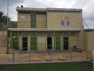 Imatge dels vestuaris del poliesportiu municipal de La Bisbal