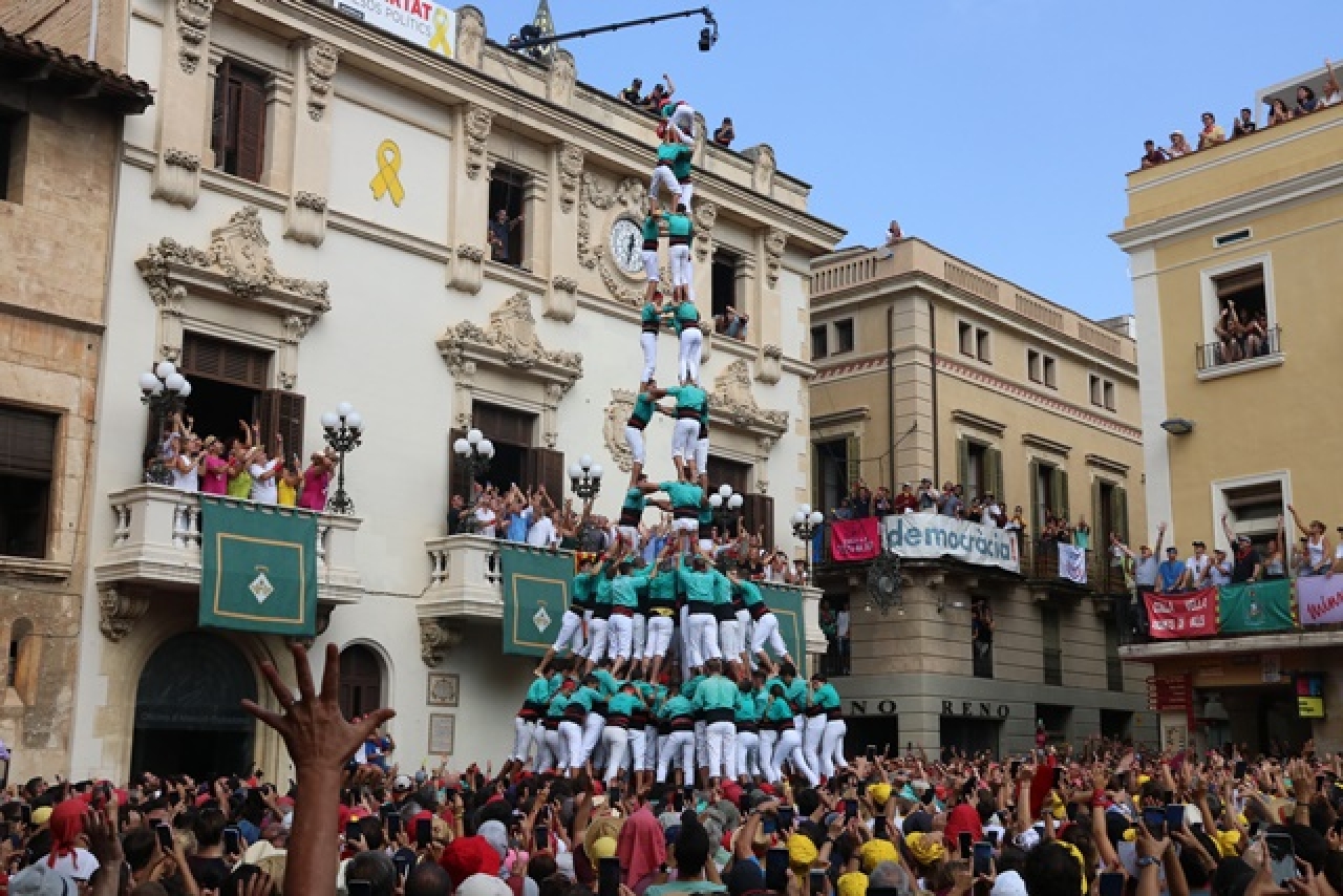 3 de 10 amb folre i manilles carregat pels Castellers de Vilafranca, a la diada de Sant Fèlix 2022