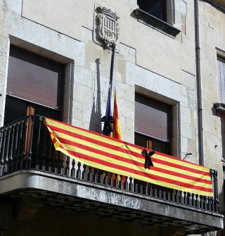 Les banderes de l&#039;Ajuntament de l&#039;Arboç onegen a mig pal en senyal de dol