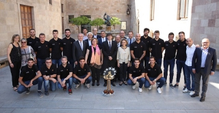 El president Carles Puigdemont amb el Reus Deportiu d&#039;hoquei patins.