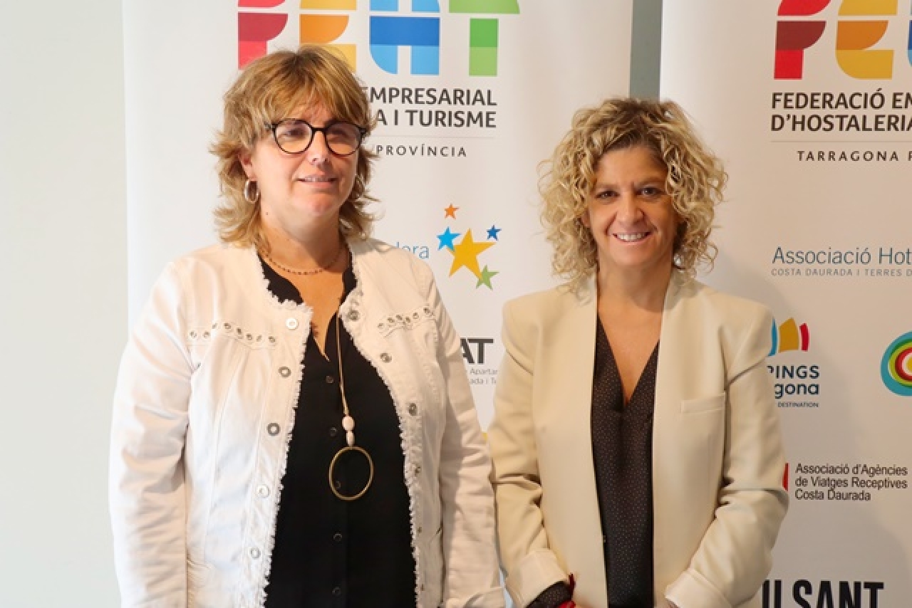 La presidenta de la FEHT, Berta Cabré, i la presidenta del Patronat de Turisme de la Diputació de Tarragona, Meritxell Roigé