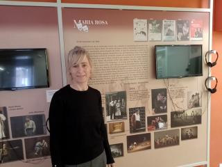La regidora de Cultura del Vendrell, Silvia Vaquero, davant d&#039;un dels plafons de l&#039;exposicío &#039;Els telèfons de Guimerà&#039;, a la Casa Museu Àngel Guimerà 