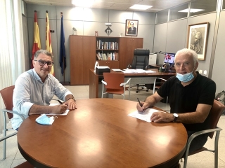 L’alcalde, Pere Virgili, i el director del FIC-CAT, Antonio Barrero, han signat aquest dimecres el conveni de col·laboració