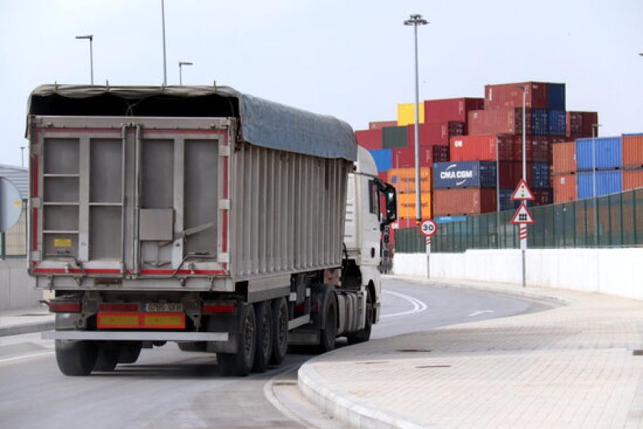 Imatge d&#039;un camió sortint de terminal d&#039;ICL al Port de Barcelona amb contenidors al fons
