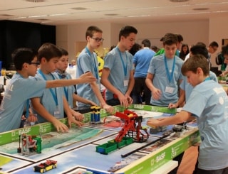 La First Lego League vol estimular els estudiants