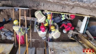Efectius dels Bombers treballant en el rescat d&#039;un treballador accidentat a Reus, el 6 de febrer del 2020
