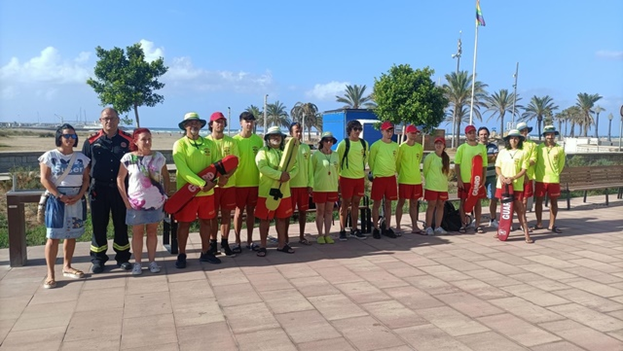 La regidora de Turisme i Platges, Bárbara Peris, amb els membres del servei de socorrisme aquàtic