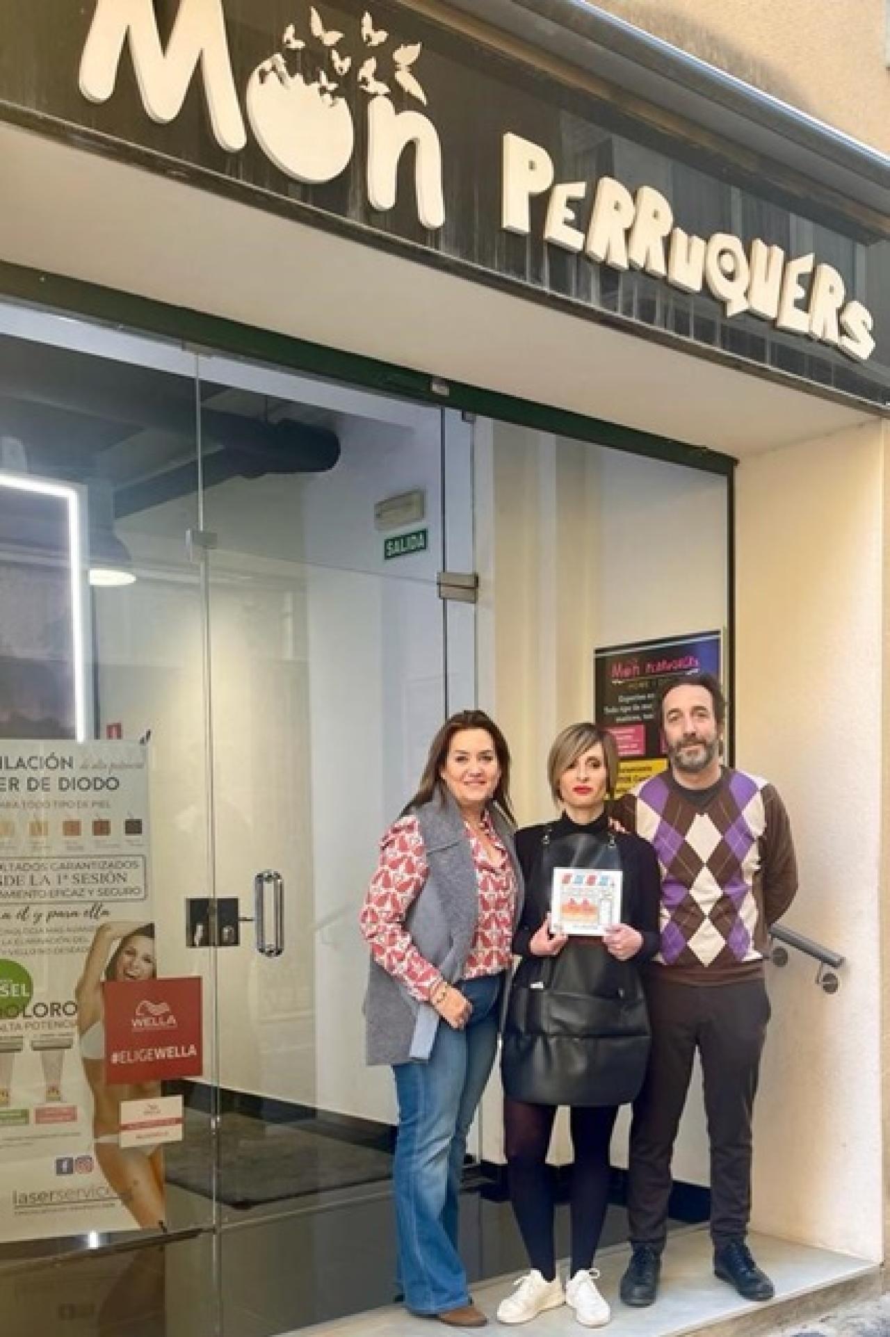 D&#039;esquerra a dreta, l&#039;empresària Gracia Cerrato, la perruquera Montse Potas, i el regidor de Comerç, Rubén Gràcia, mostrant el pictograma