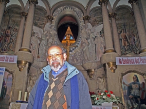 Joan Font, rector de la parròquia de la Mare de Déu del Lledó, amb la imatge al fons.