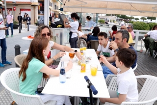 Imatge d&#039;una família fent el vermut en un bar del passeig marítim de Cambrils, el 17 de maig del 2020