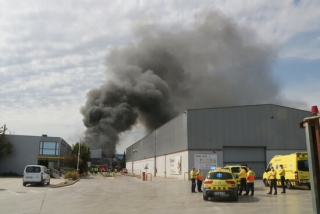 Imatge de l&#039;exterior de l&#039;empresa que s&#039;ha incendiat