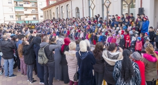 Prop de 700 nens i nenes han participat aquest dimecres 18 de desembre de la cantada d’una nadala conjunta que s’ha fet a la plaça de les Escoles Velles