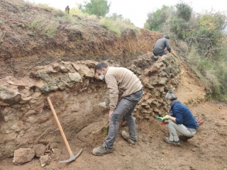 Arqueòlegs treballant en unes excavacions a l&#039;aqüeducte del Gaià, al terme de Vallmoll (Alt Camp), en el contrafort del segon tram de l&#039;aqüeducte, el 13 de gener del 2021