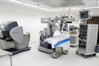 Imatge del nou sistema robòtic &#039;Da Vinci&#039; instal·lat en un quiròfan de l&#039;Hospital Joan XXIII de Tarragona. D&#039;esquerra a dreta: la consola quirúrgica, el carretó del pacient i la torre de visió