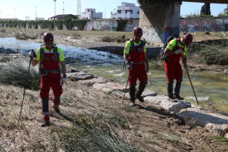 Voluntaris de la Creu Roja treballant en el cinquè dia del dispositiu de recerca dels quatre desapareguts pels aiguats en el tram sud del riu Francolí, a Tarragona