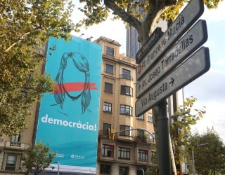 Una gran pancarta es va desplegar ahir a l&#039;avinguda Diagonal de Barcelona