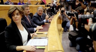 La vicepresidenta Soraya Sáenz de Santamaría, acompanyada dels ministres de Justícia i d&#039;Interior, ahir al Senat