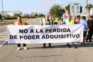 Imatge de representants sindicals a BASF, amb una pancarta durant la concentració d&#039;aquest dimarts al matí