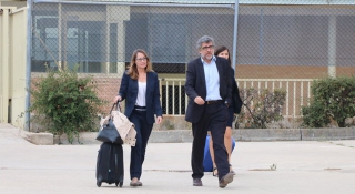 Marina Roig i Jordi Pina, els advocats de Cuixart i Sánchez, ahir, quan els anaven a veure a la presó de Sot del Real
