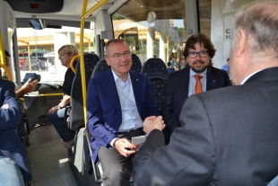 L&#039;alcalde de Reus, Carles Pellicer, i el secretari d&#039;Infraestructures i Mobilitat, Ricard Font, han estrenat el nou bus exprés Reus-Salou.