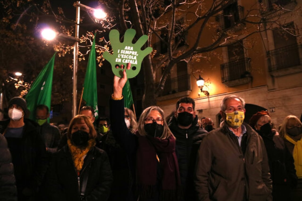 Imatge de manifestants amb un cartell a favor de l&#039;escola en català en la protesta contra la sentència del TSJC que fixa l&#039;obligatorietat d&#039;impartir el 25% de les classes en castellà a Vila-seca