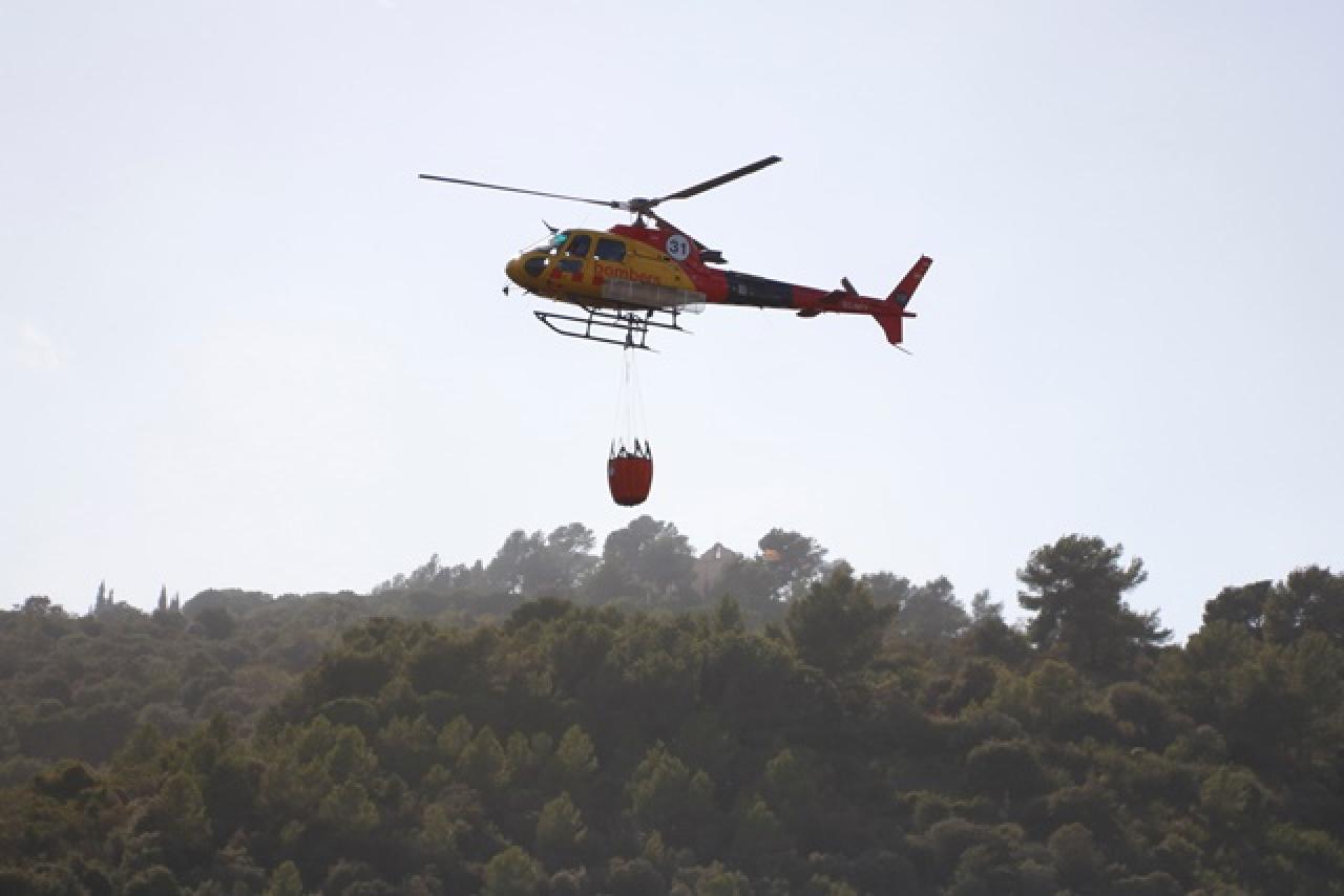 Imatge d&#039;un helicòpter dels Bombers sobre l&#039;incendi de la Selva del Camp, el passat 3 d&#039;agost