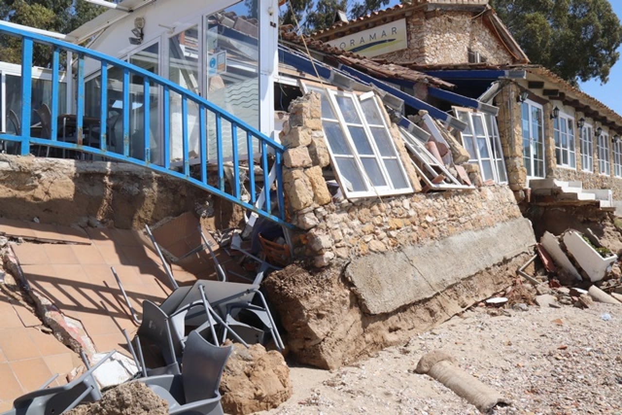 El temporal del dia de Sant Jordi va esfondrar la terrassa del restaurant Voramar d&#039;Altafulla  