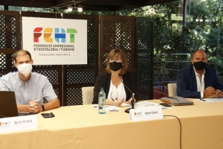 Roda de premsa de la FEHT, amb la presidenta al centre, Berta Cabré, acompanyada dels vicepresidents Quim Cristià i Xavier Guardià, en un hotel de Salou, el 24 de setembre del 2020