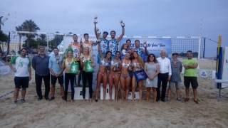 Foto de família dels guanyadors de la Final del Campionat de Catalunya de Vòlei Platja 2018 celebrada a la platja del Regueral de Cambrils